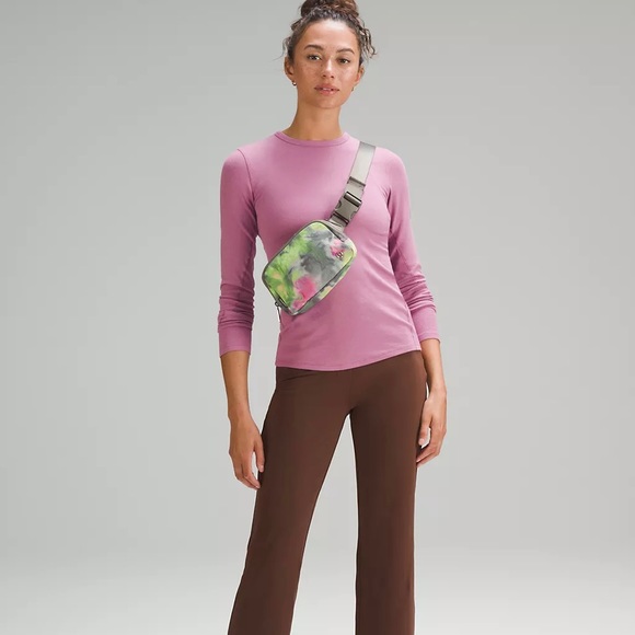 NWT Lululemon Everywhere Belt Bag in Hyper Dye - Picture 6 of 15